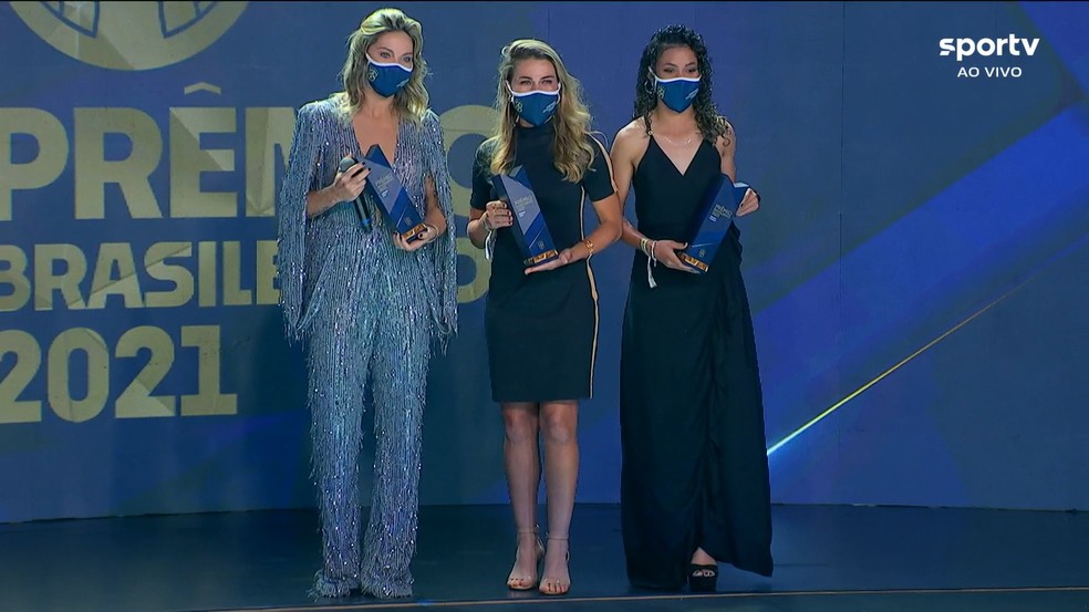 Gabi Zanotti, Tamires e Ingryd na premiação do Brasileirão Feminino — Foto: Reprodução