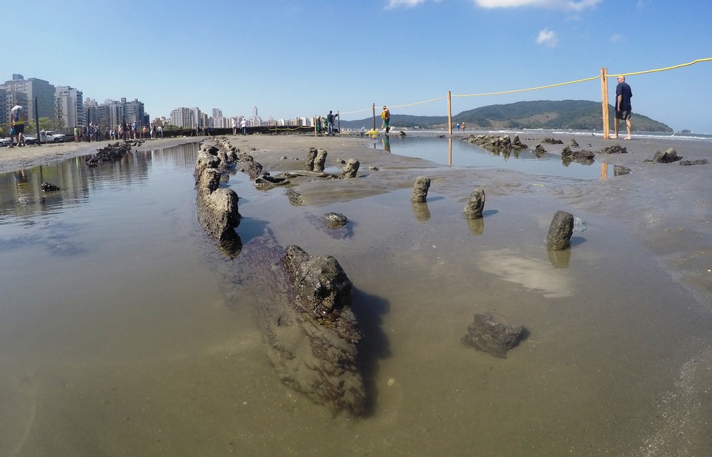Destroços de navio foram encontrados após erosão na Praia do Embaré (Foto: José Claudio Pimentel/G1)