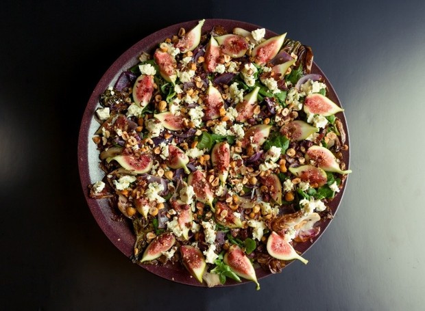 Fig salad with gorgonzola, hazelnuts and parma chips (Photo: Disclosure)