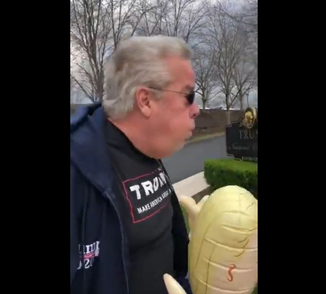 Apoiador de Donald Trump tosse de propósito em manifestante no campo de golfe do presidente americano em Virgínia (Foto: Twitter)