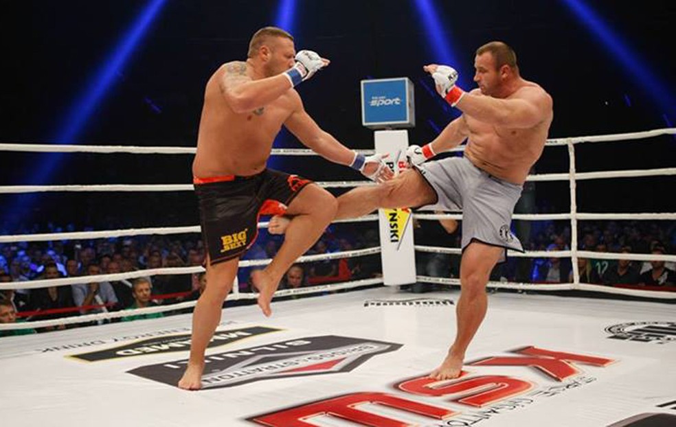 Mariusz Pudzianowski (dir.) é um dos maiores astros do KSW e um dos cinco atletas mais populares da Polônia (Foto: Divulgação/KSW)