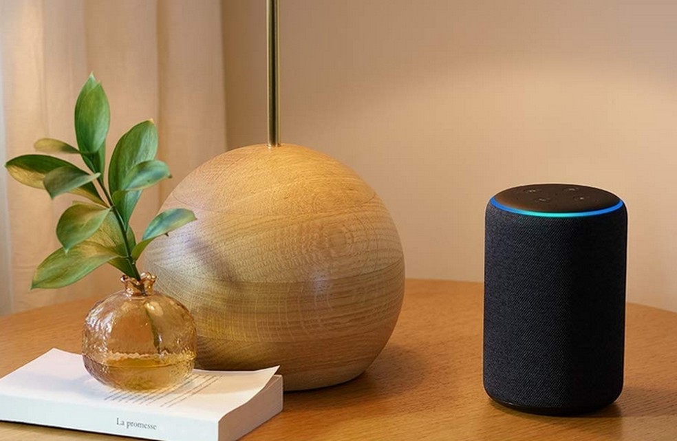 Computadores e dispositivos smart já contam com diversas assistentes que aceitam comandos de voz — Foto: Divulgação/Amazon