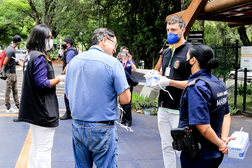 Fiscais multam 5 pessoas pela falta do uso de máscara durante vistoria, em Maringá