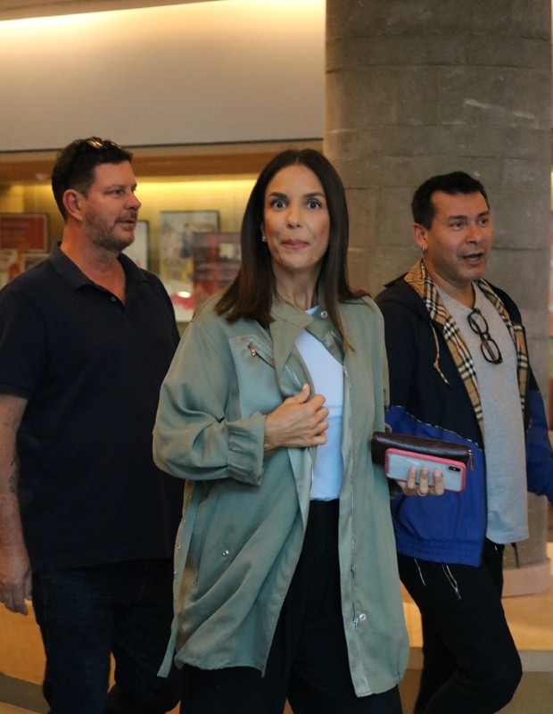 Ivete Sangalo vai ao cinema com amigos (Foto: Fabio Moreno/AgNews)