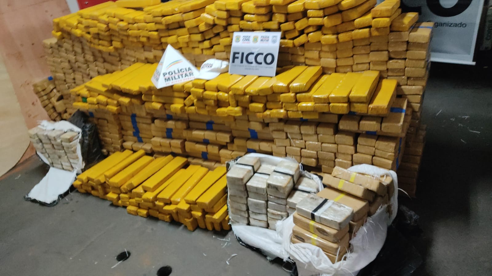 Centenas de barra de maconha são apreendidas e quatro pessoas detidas na MGC-497, entre Uberlândia e Prata