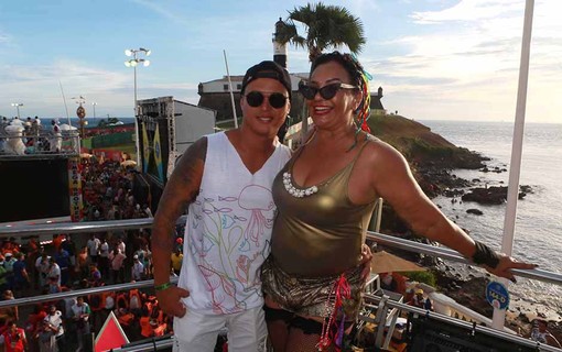 Solange Couto e seu marido Jamerson Andrade no trio de Ivete Sangalo, no Circuito Barra Ondina