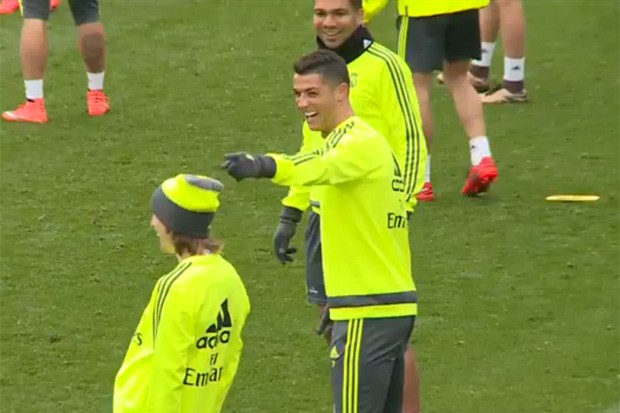 Cristiano Ronaldo tira sarro de companheiro após drible (Foto: Reprodução)