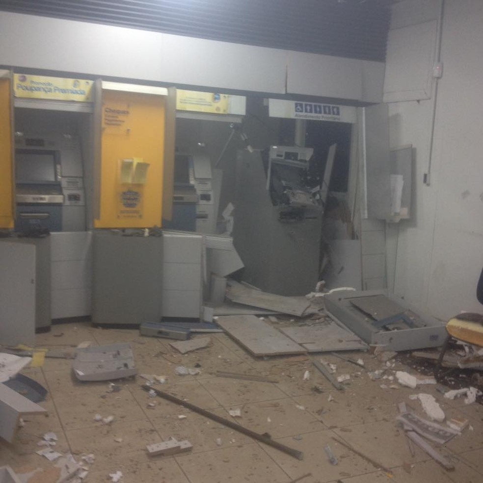 Explosão dos caixas eletrônicos ocorreu por volta de 2h30 desta terça-feira (24) em Arenápolis (Foto: Divulgação)