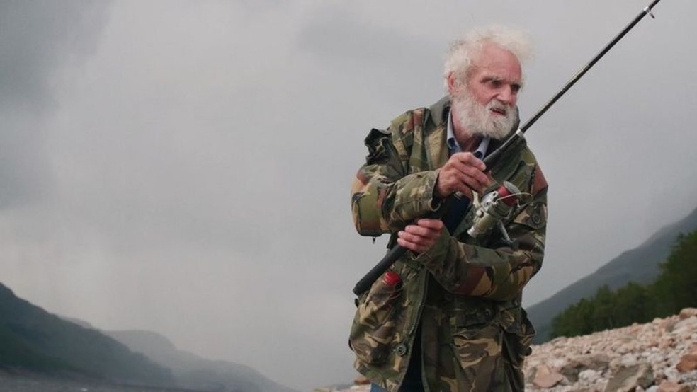 Ken Smith assegura que saber pescar é uma habilidade chave para ter uma vida independente — Foto: Uruna Productions/BBC
