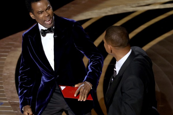 O choque do comediante Chris Rock logo após ser agredido por Will Smith na cerimônia do Oscar 2022 (Foto: Getty Images)