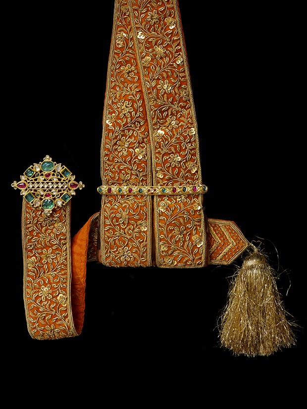 Silk sword sash with jewelled gold fittings, ca. 1900, India  (Foto: Bejewelled Treasures, The Al Thani Collection, Servette Overseas Limited 2014 Victoria and Albert Museum. Photograph Prudence Cuming Associates Ltd)