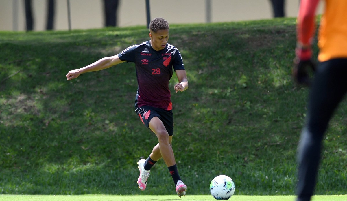 Sem jogar há quatro meses, atacante Vitinho volta a treinar com o grupo