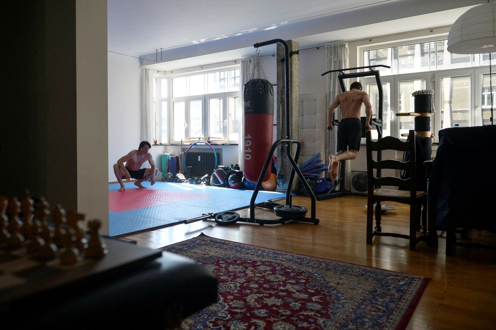 Jovens atletas treinam em um dojo que montaram em sua sala de estar durante o isolamento para evitar a propagação da doença por coronavírus (COVID-19) em Bruxelas, na Bélgica — Foto: Johanna Geron/Reuters