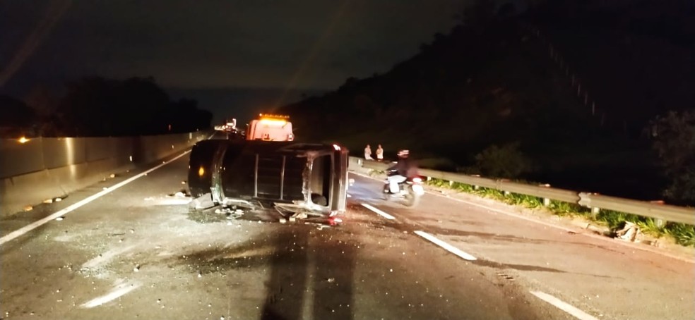 Motorista fica ferida após bater contra mureta central e tombar carro na Dutra em Guaratinguetá — Foto: Divulgação/ Polícia Rodoviária Federal