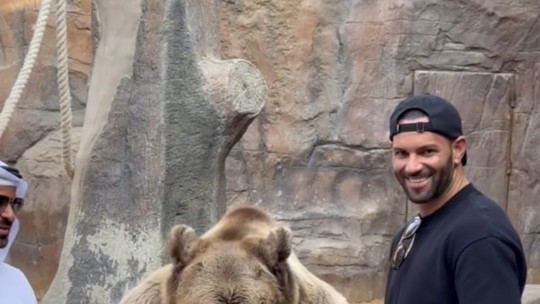 Weverton passeia em Dubai com ursos e tênis do lendário Virgil Abloh