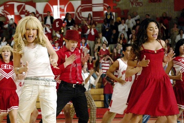 Ashley Tisdale e Vanessa Hudgens em cena da franquia High School Musical (Foto: Reprodução)