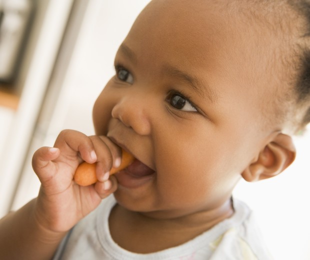 No BLW é o bebê quem se alimenta (Foto: Thinkstock)