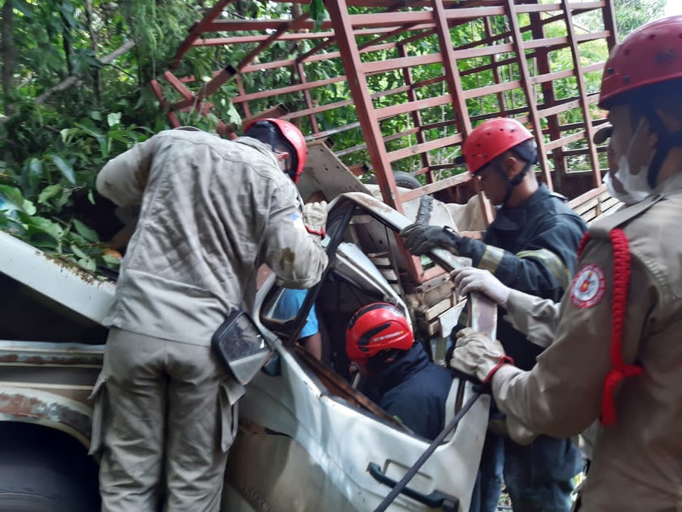 Bombeiros tiveram que cortar a cabine para resgatar o passageiro — Foto: Divulgação/Corpo de Bombeiros