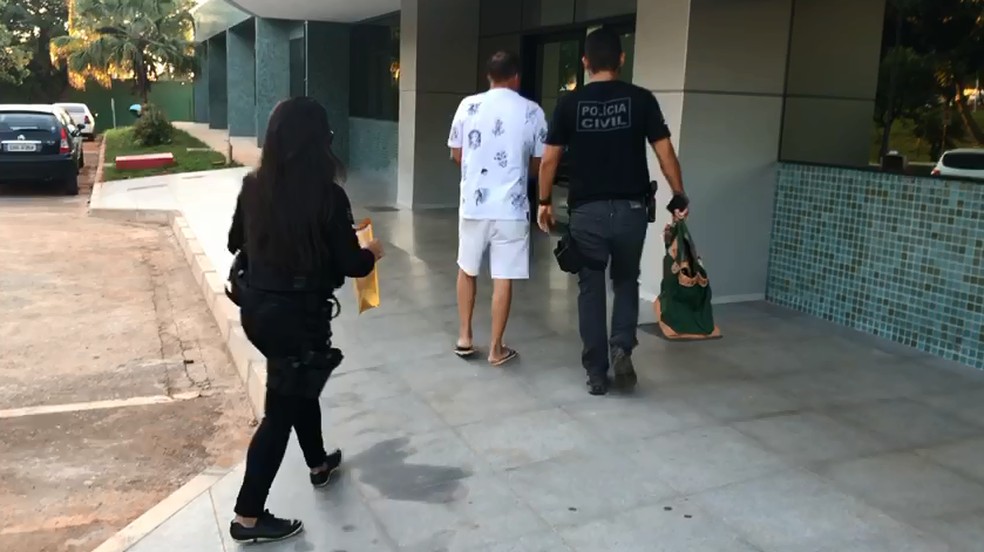 Preso por suposta venda ilegal de lotes é levado a delegacia — Foto: Reprodução