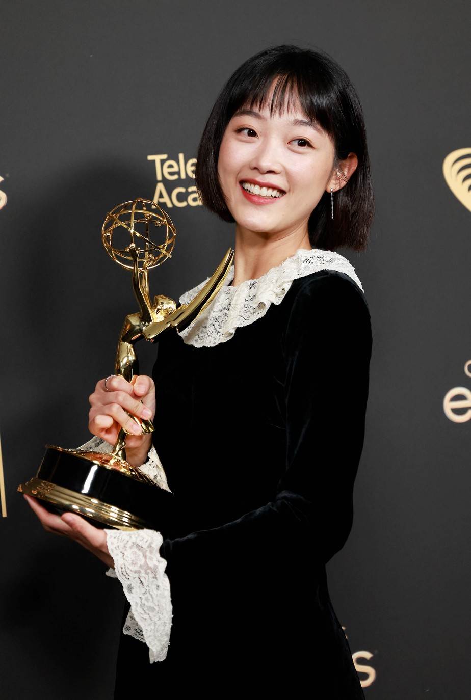 A atriz sul-coreana Lee Yoo-mi, vencedora do prêmio de melhor atriz convidada em série dramática por 'Round 6', no 74º Primetime Creative Arts Emmy Awards, realizado no Microsoft Theatre em Los Angeles, nos EUA, em 4 de setembro de 2022