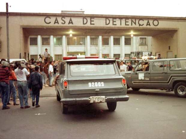 Foto de arquivo de 2 de outubro de 1992 mostra carros da ROTA entrando na Casa de Detenção de São Paulo (Carandiru) para conter uma rebelião. O episódio ficou conhecido como Massacre do Carnadiru, onde 111 presos foram assasisnados (Foto: Mônica Zarattini/Estadão Conteúdo/Arquivo)