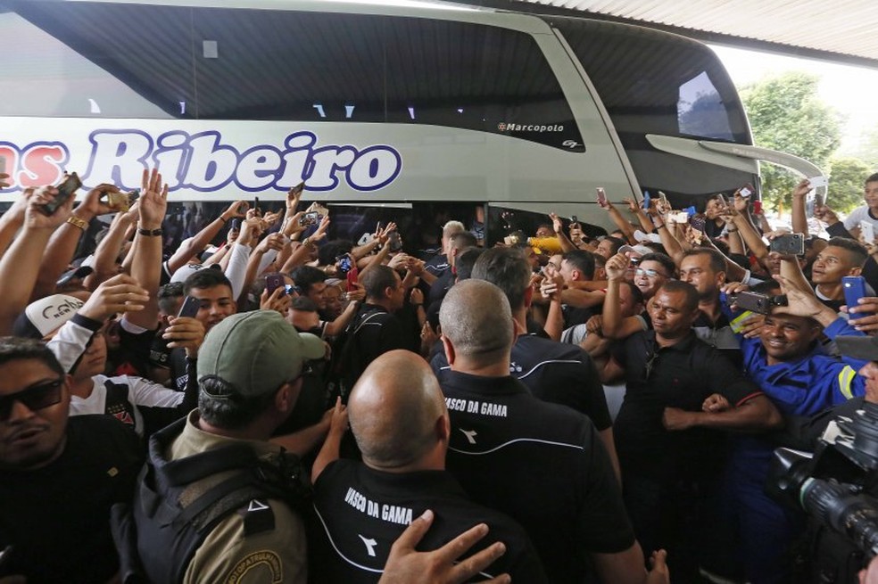 Torcedores já aguardavam time no aeroporto — Foto: Rafael Ribeiro/Vasco.com.br