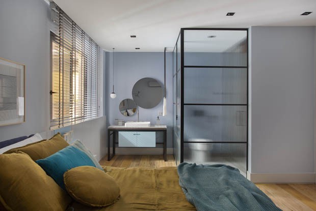 Apartamento com vista para o mar tem sauna no meio da sala de estar  (Foto: Fotos Juliano Colodeti, MCA Estudio)