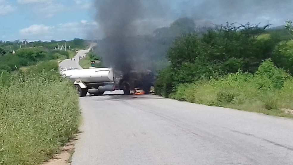  CaminhÃ£o-pipa foi incendiado na RN-084 â Foto: Wellington Santos