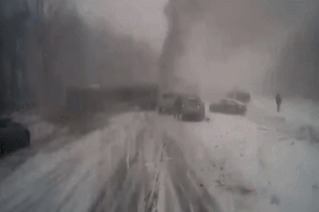 Câmera capta momento em que motorista se salva saltando da pista em engavetamento (Foto: reprodução/NY Post )
