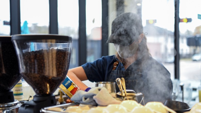 Barista prepara café para um cliente enquanto usa máscara de proteção contra o coronavírus em Houston, no Texas (Foto: REUTERS/Callaghan O'Hare)