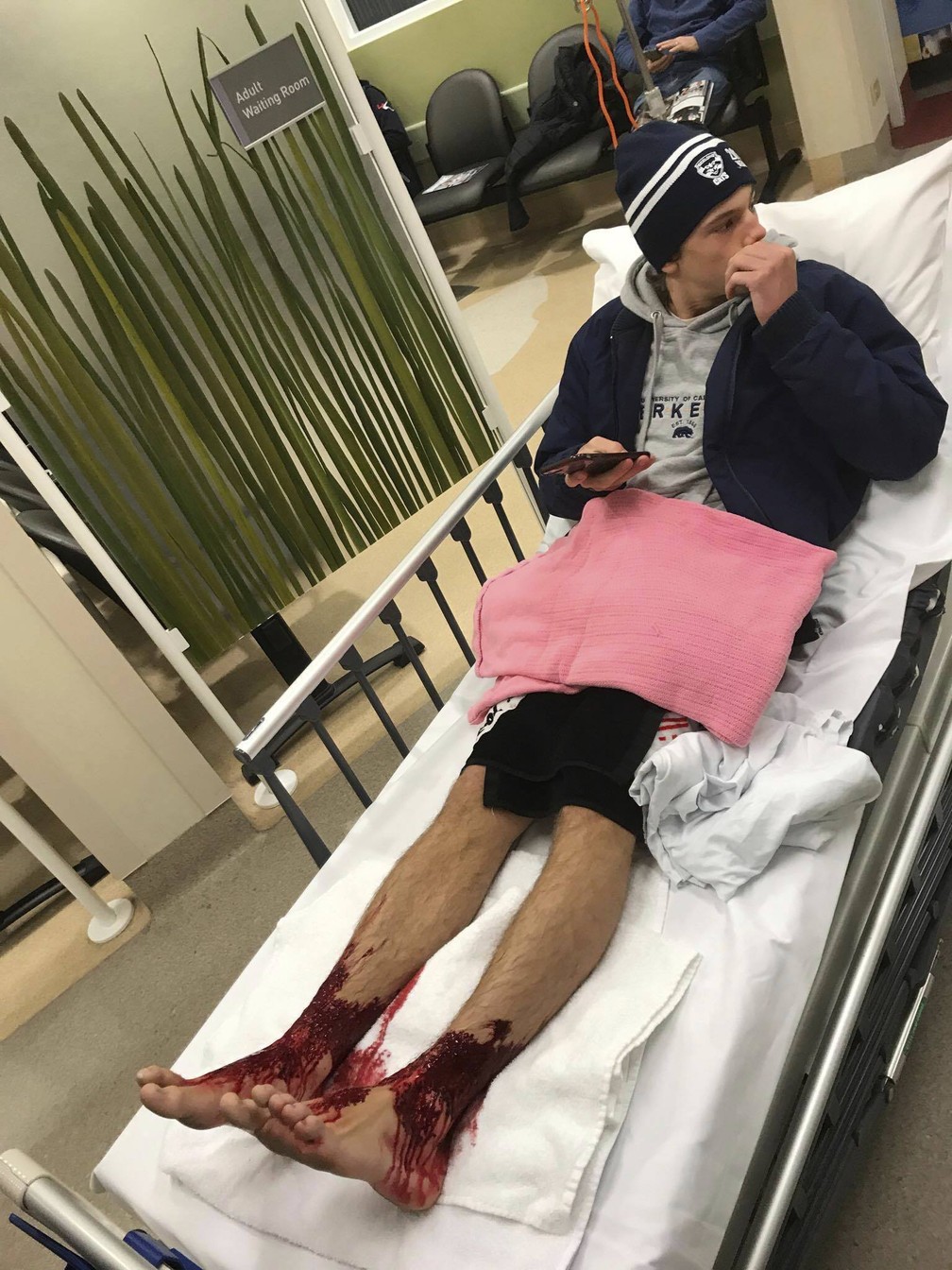 Sam Kanizay na sala de espera do hospital Sandringham, na Austrália (Foto: Jarrod Kanizay via AP)