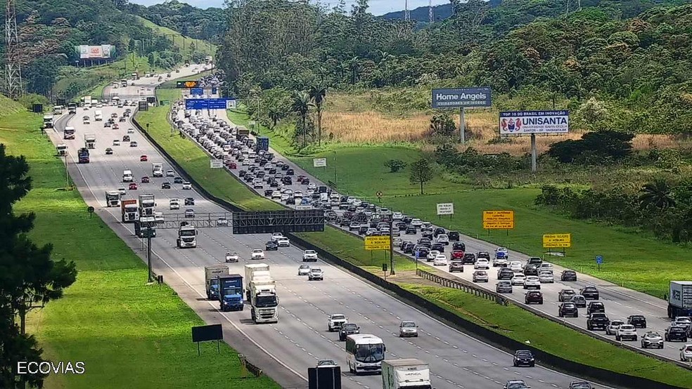 Movimento intenso de veículos na balança da Rodovia Imigrantes, no Km 28, na tarde desta quarta-feira (28) — Foto: Ecovias/Divulgação