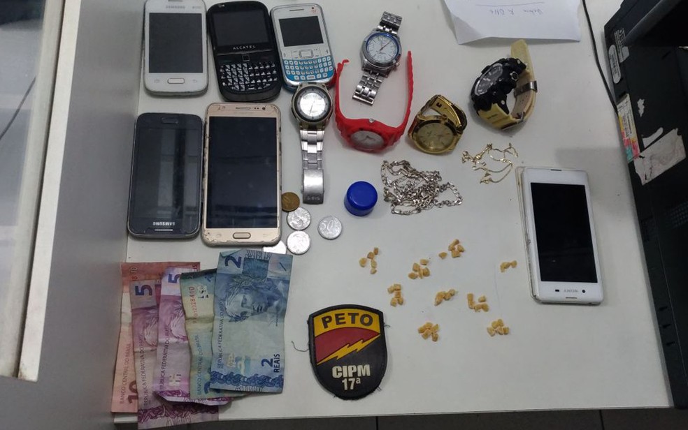 Material foi apreendido com jovens presas em flagrante, no bairro de Massaranduba (Foto: DivulgaÃ§Ã£o/ SSP-BA)