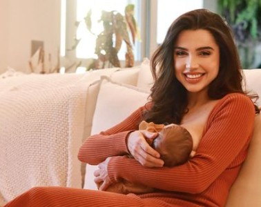Paula Amorim amamenta o filho recém-nascido, Theo (Foto: Instagram)