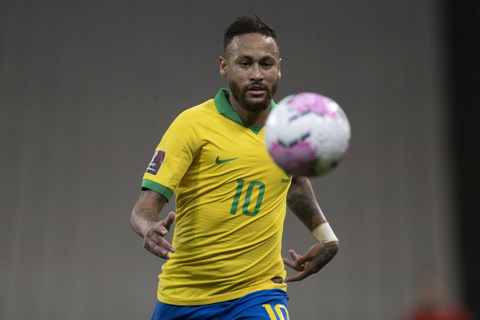 Neymar de olho na bola: jogador deu 18 dribles em toda a partida — Foto: Lucas Figueiredo / CBF
