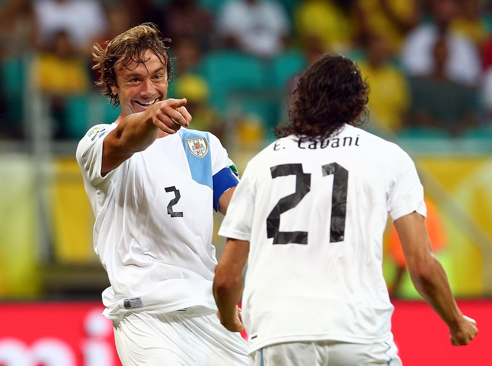 Lugano e Cavani em ação pela seleção do Uruguai — Foto: Getty Images