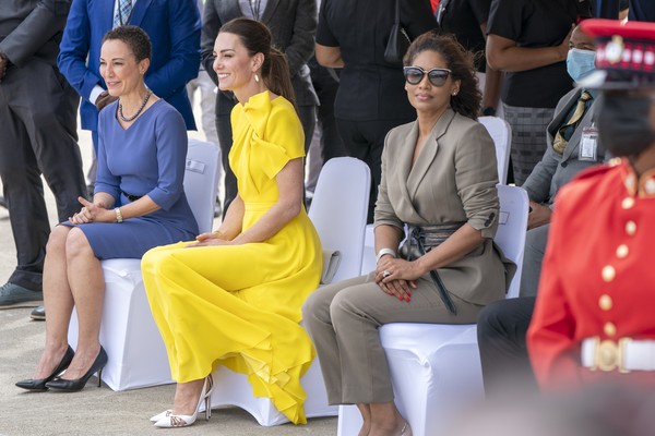 Um registro do encontro da duquesa Kate Middleton com a política Lisa Hanna, ex-Miss Mundo e Chefe de Gabinete do Ministério das Relações Exteriores da Jamaica (Foto: Getty Images)