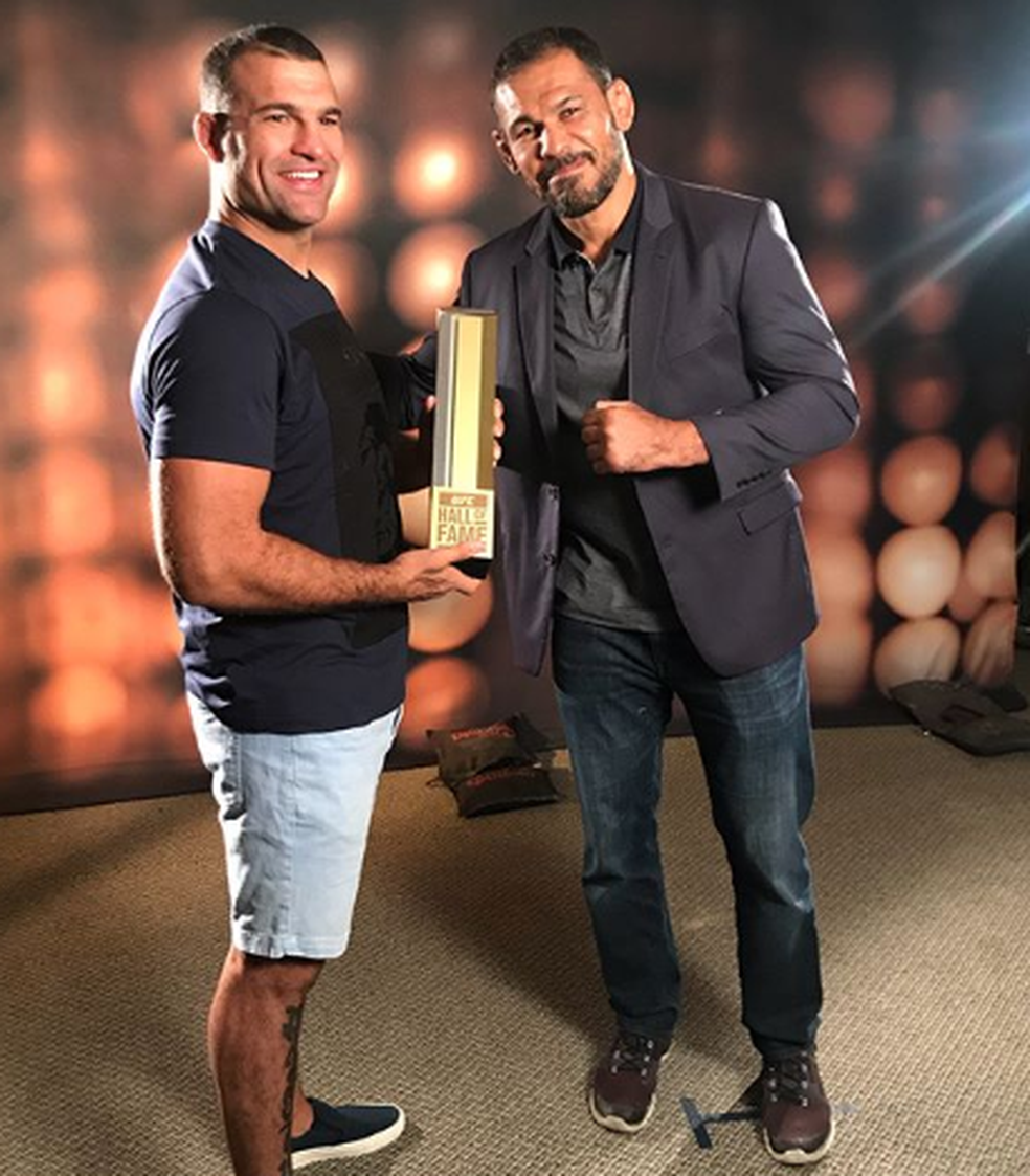 Maurício Shogun posa com troféu ao lado de Rodrigo Minotauro, embaixador do UFC (Foto: reprodução/Twitter)