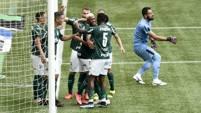 Jogadores do Palmeiras comemoram o gol de Danilo