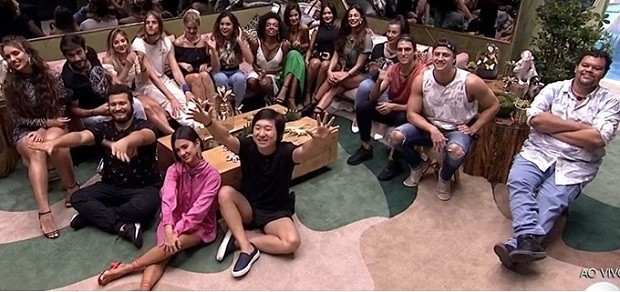 Participantes do BBB 20 reunidos na sala da casa (Foto: TV Globo)