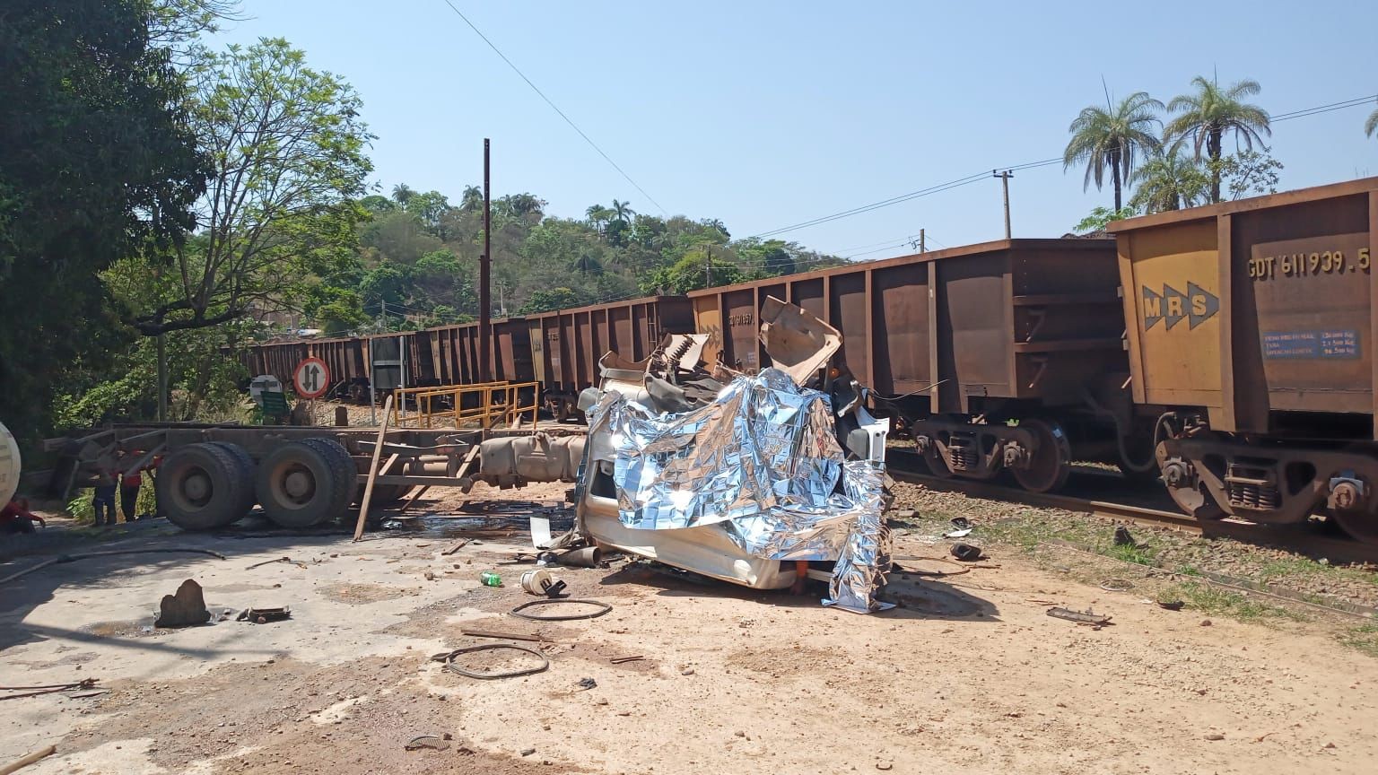 Motorista de caminhão morre após ser atingido por trem em Brumadinho