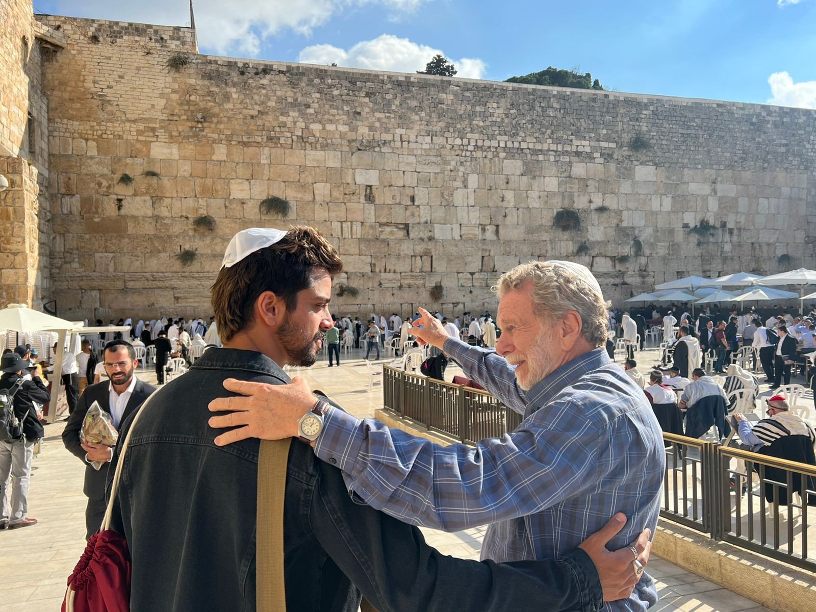 Rodrigo Simas e Thati Lopes rodam filme em Israel. Saiba mais e veja fotos