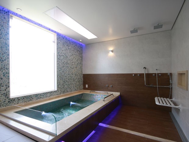 Banheiro adaptado de suíte para deficientes em motel (Foto: Daniel Froelich/Ricardo Freire/Divulgação)