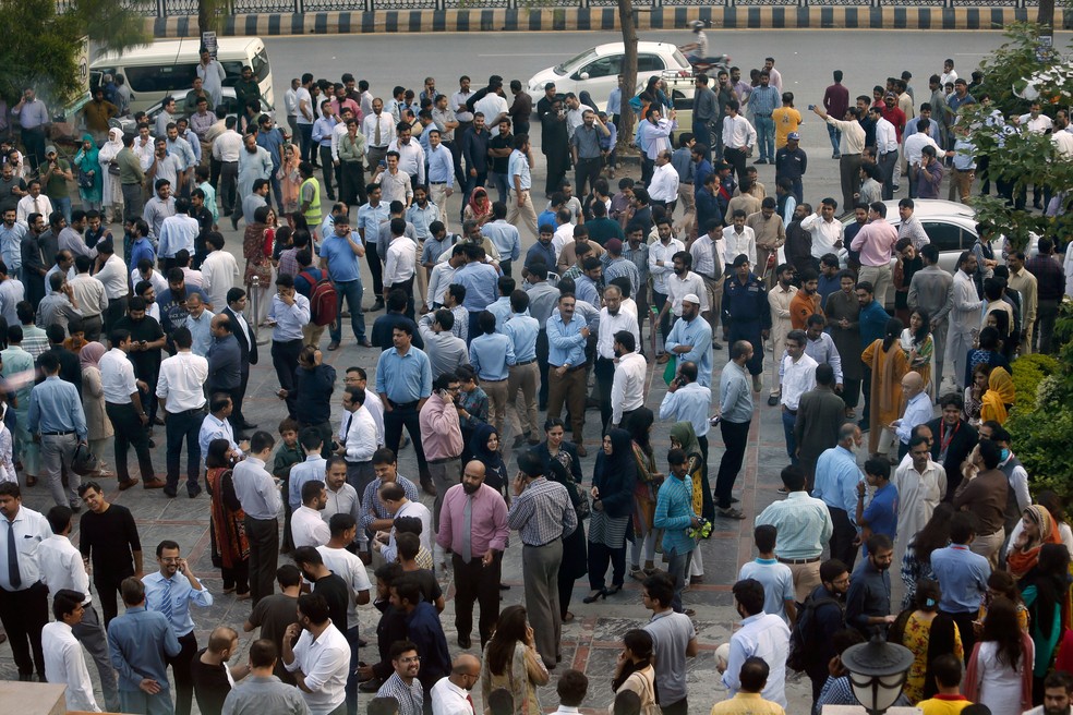 Pessoas deixam escritÃ³rios apÃ³s tremor atingir Islamabad, no PaquistÃ£o, nesta terÃ§a-feira (24)  â?? Foto: Anjum Naveed/AP
