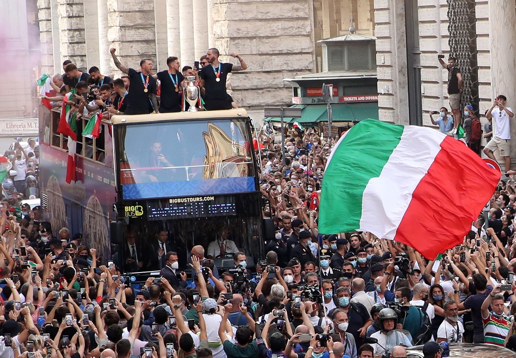 Jogadores da Itália desfilam pelas ruas de Roma após título da Eurocopa — Foto: Yara Nardi/Reuters