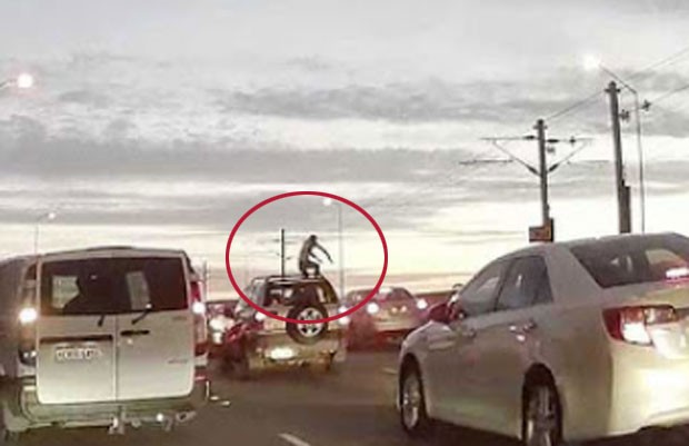 Homem assustou motoristas na última segunda-feira (11) ao dar cabeçadas em vários veículos (Foto: Reprodução/YouTube/DashCamsOnline)