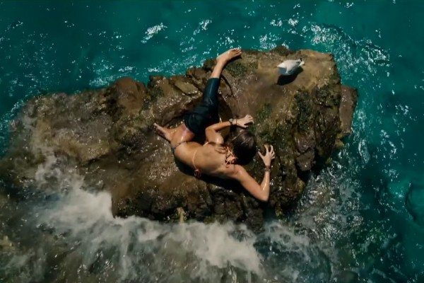A atriz Blake Lively ilhada no trailer de 'Águas Rasas' (Foto: Reprodução)