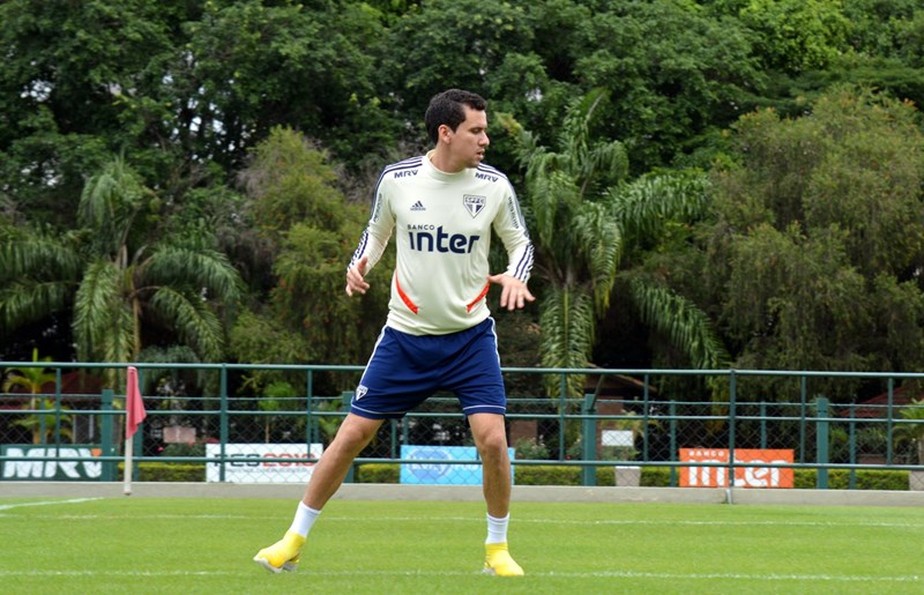 Pablo e Luan fazem exercícios sem bola no campo antes de iniciarem transição no São Paulo
