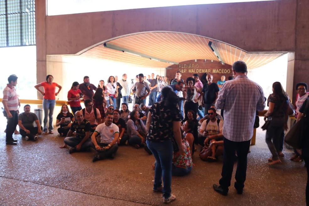 Professores fizeram protesto na entrada do plenário da Assembleia Legislativa do Piauí no dia 21 de junho de 2018 (Foto: Lucas Marreiros/G1)