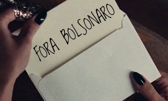 Em montagem de cena de seu novo clipe, Anitta troca palavras por "Fora Bolsonaro".